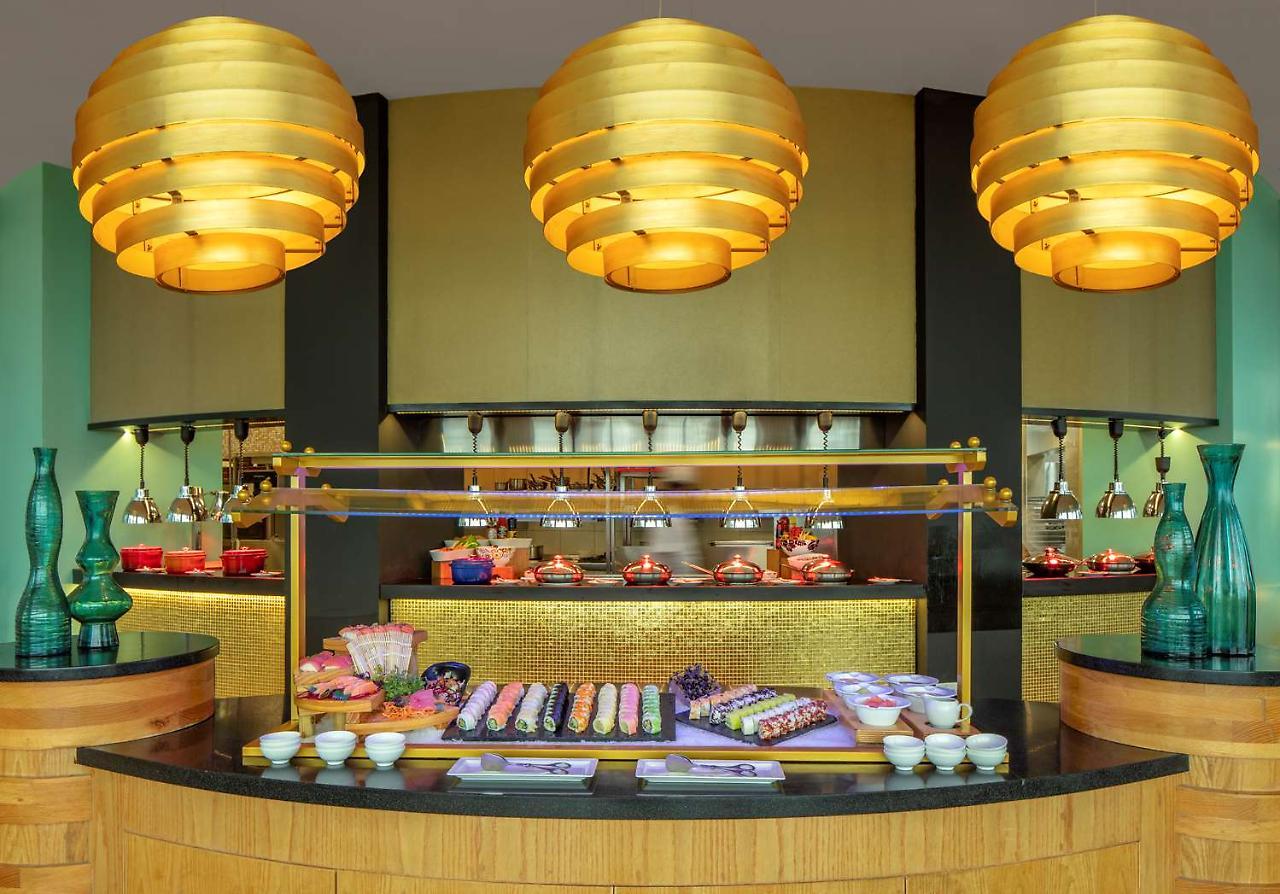Symphony Style Hotel Kuwait Salmiya Kültér fotó The buffet at the restaurant