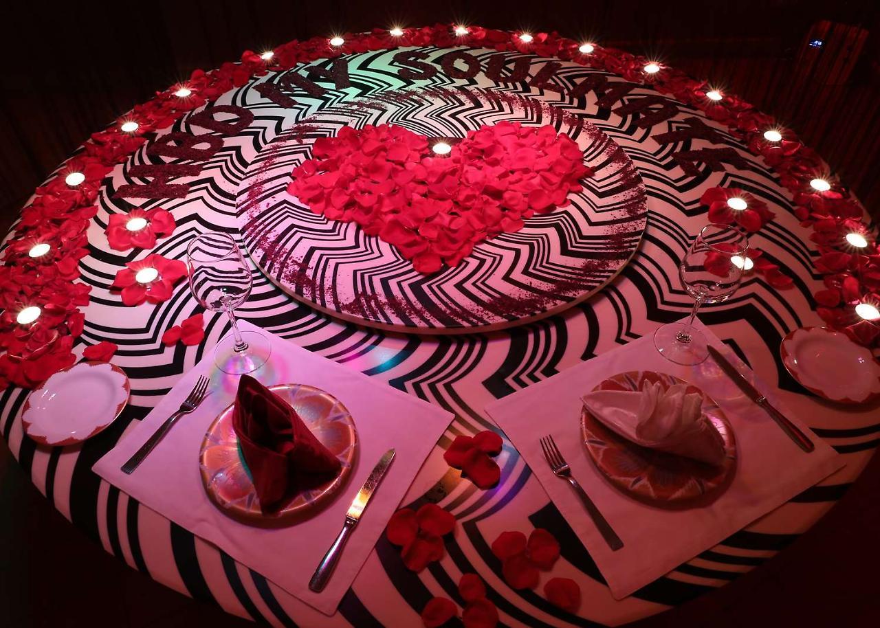 Symphony Style Hotel Kuwait Salmiya Kültér fotó A table at the restaurant