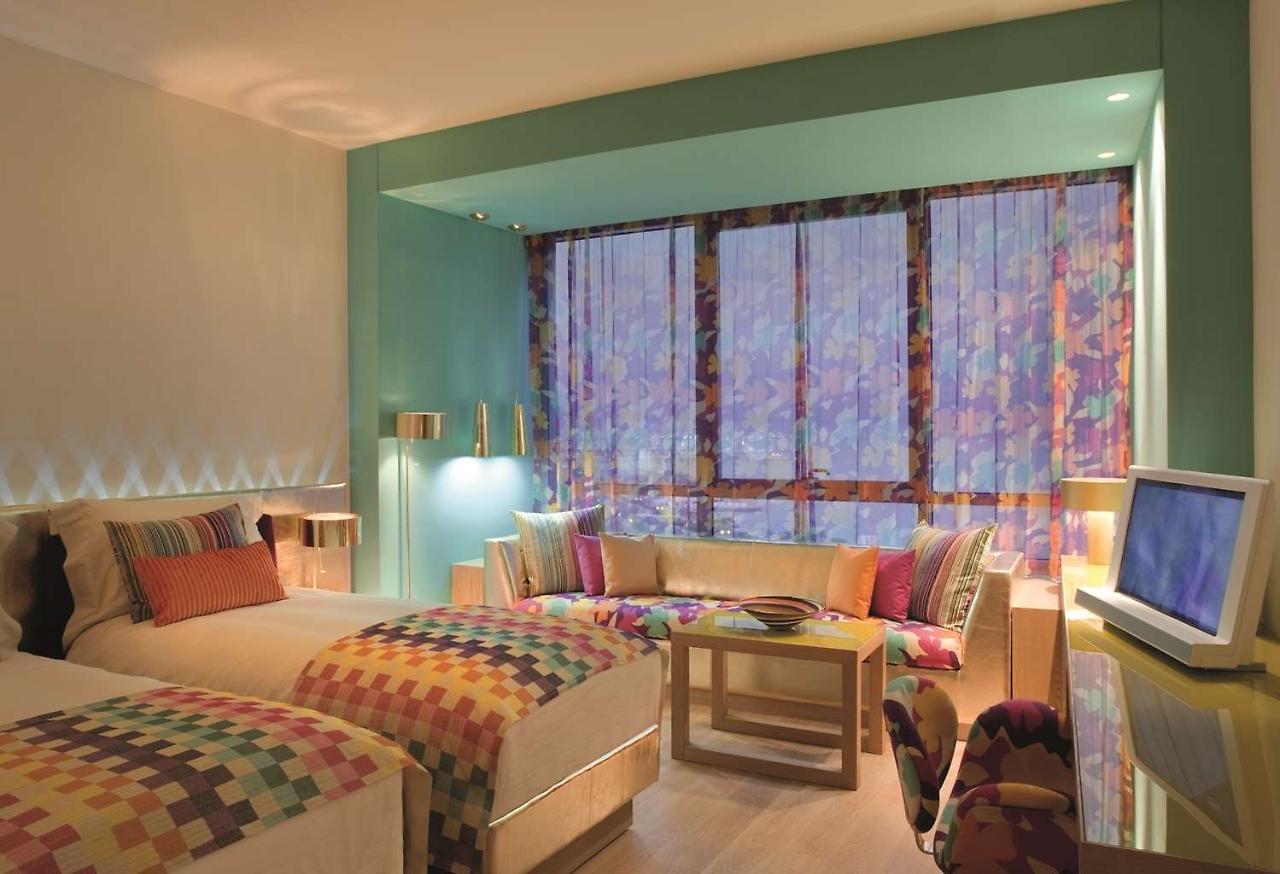 Symphony Style Hotel Kuwait Salmiya Kültér fotó A room at the hotel