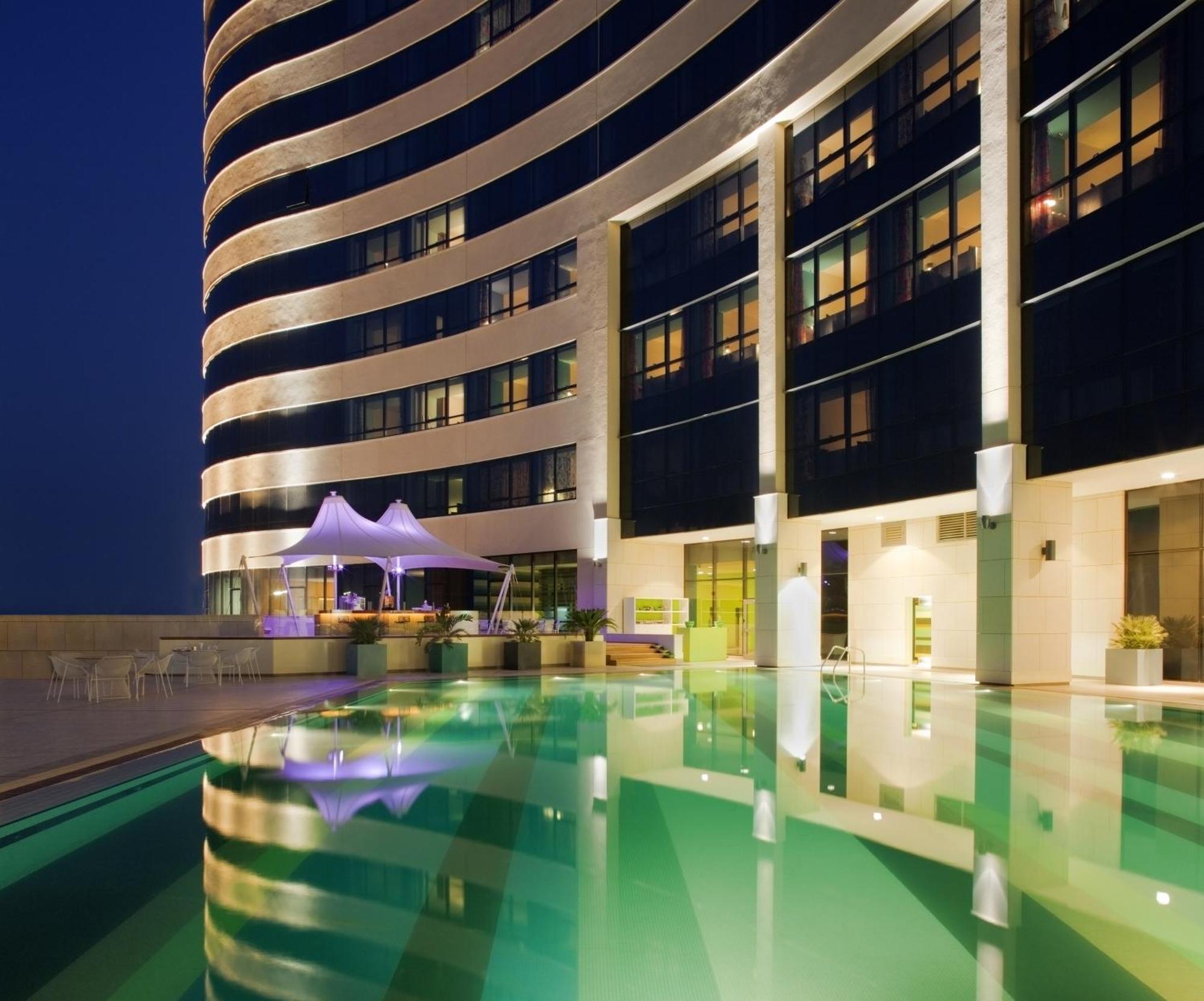 Symphony Style Hotel Kuwait Salmiya Kültér fotó The swimming pool at the hotel