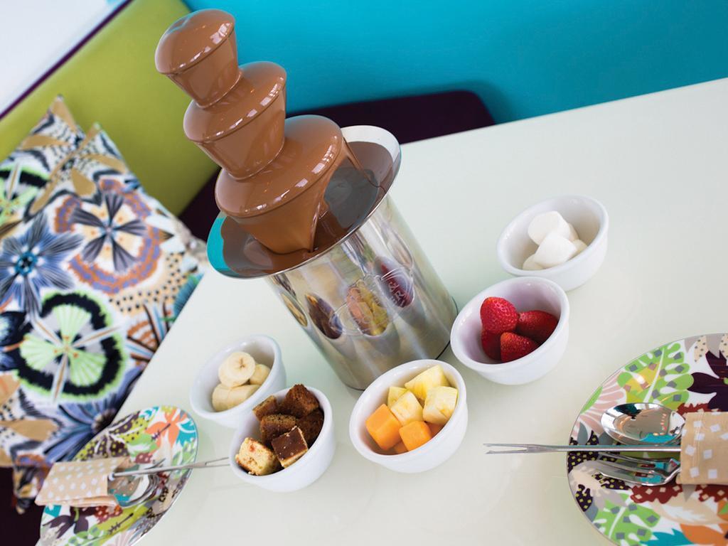 Symphony Style Hotel Kuwait Salmiya Kültér fotó A chocolate fountain