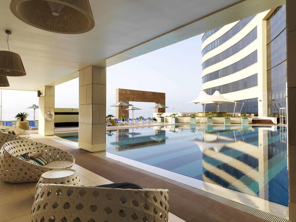 Symphony Style Hotel Kuwait Salmiya Kültér fotó The pool at the hotel