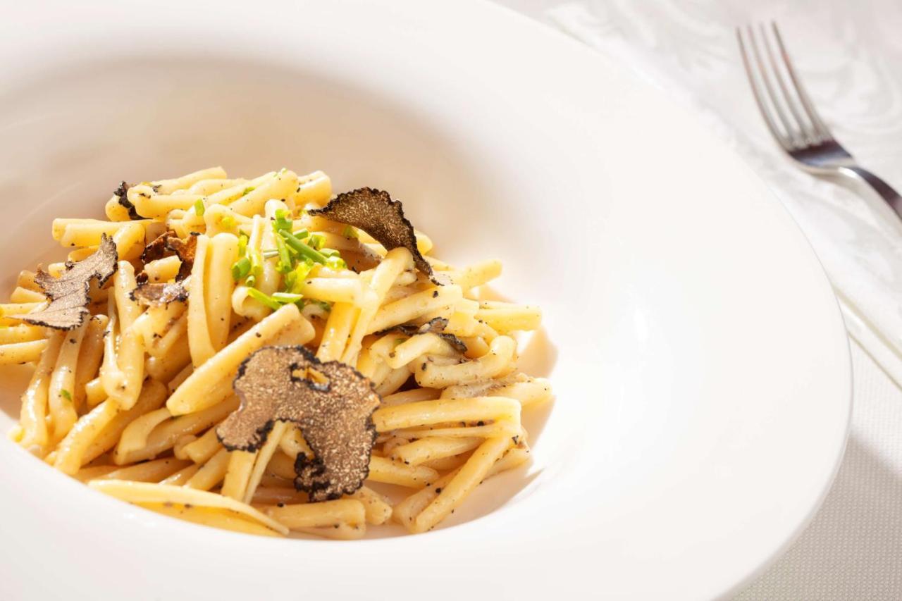 Symphony Style Hotel Kuwait Salmiya Kültér fotó Tagliolini with black truffle