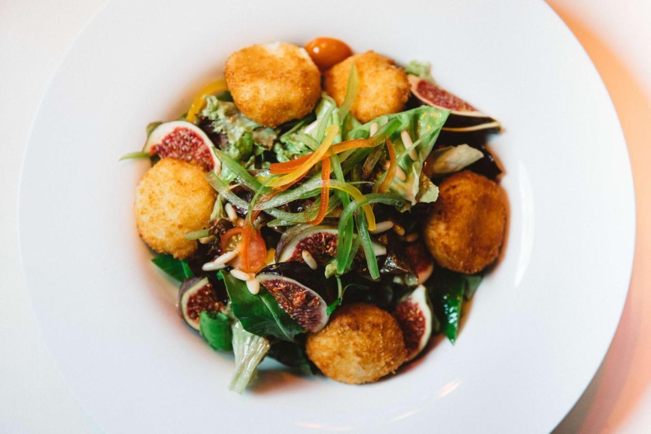 Symphony Style Hotel Kuwait Salmiya Kültér fotó A salad with figs and goat's cheese