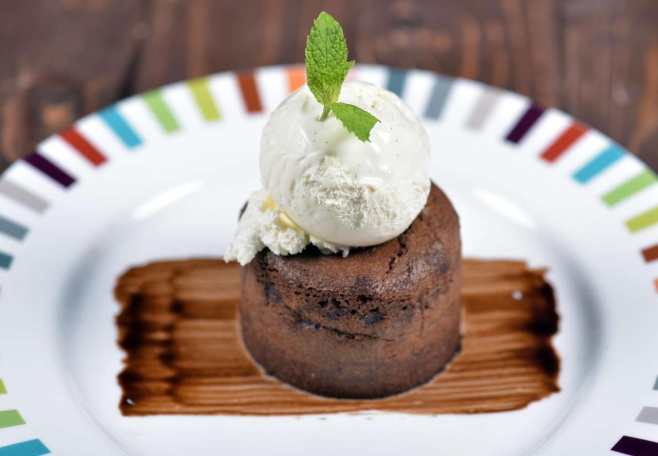 Symphony Style Hotel Kuwait Salmiya Kültér fotó A chocolate lava cake with ice cream