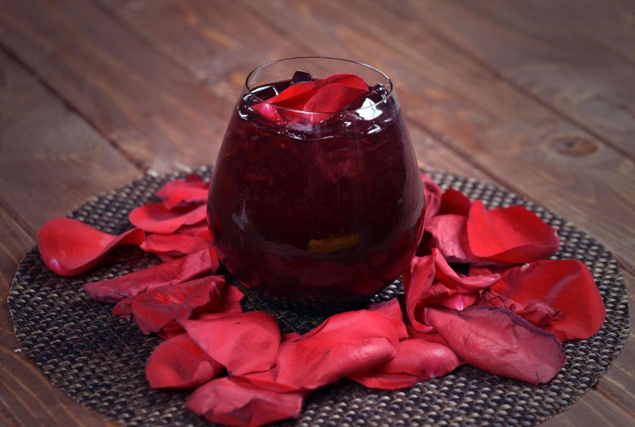 Symphony Style Hotel Kuwait Salmiya Kültér fotó A glass of pomegranate juice
